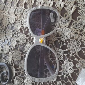 Woman 100% UV protection